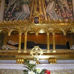 Glass coffin of Saint Louise de Marillac