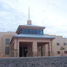 La entrada principal de la iglesia