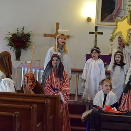 Angels and shepherds come to see baby Jesus.