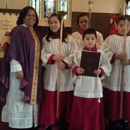 Rev. Margarita Santana y acolitos / The Rev M. Santana with group of acolytes